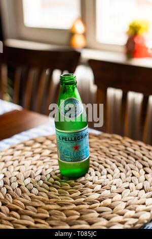 Editorial - 250 ml Glas San Pellegrino natürliches Mineralwasser Flasche auf einem Tisch mit Tageslicht. Mineralwasser. Istanbul/Türkei 16/03/2019 Stockfoto