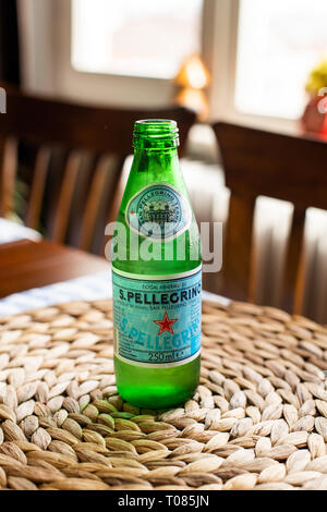 Editorial - 250 ml Glas San Pellegrino natürliches Mineralwasser Flasche auf einem Tisch mit Tageslicht. Mineralwasser. Istanbul/Türkei 16/03/2019 Stockfoto