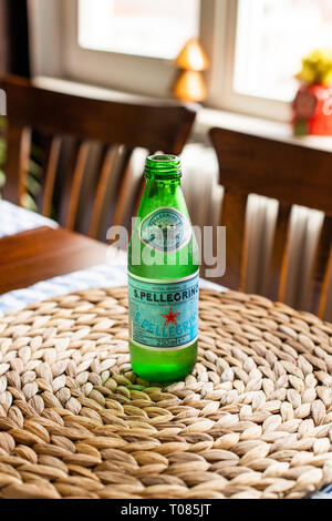 Editorial - 250 ml Glas San Pellegrino natürliches Mineralwasser Flasche auf einem Tisch mit Tageslicht. Mineralwasser. Istanbul/Türkei 16/03/2019 Stockfoto