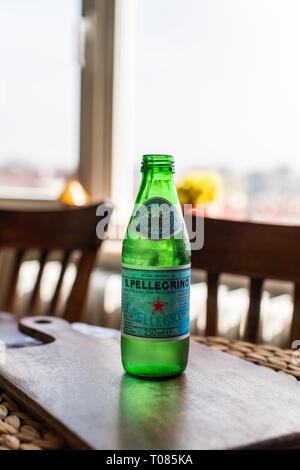 Editorial - 250 ml Glas San Pellegrino natürliches Mineralwasser Flasche auf einem Tisch mit Tageslicht. Mineralwasser. Istanbul/Türkei 16/03/2019 Stockfoto