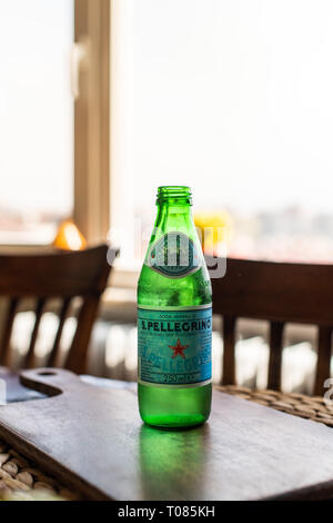 Editorial - 250 ml Glas San Pellegrino natürliches Mineralwasser Flasche auf einem Tisch mit Tageslicht. Mineralwasser. Istanbul/Türkei 16/03/2019 Stockfoto