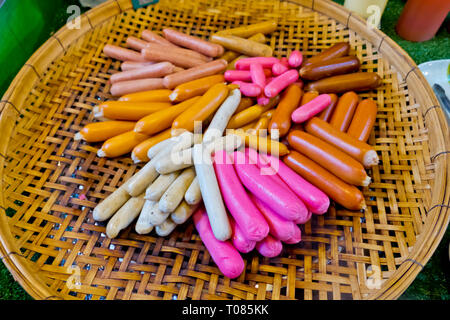 Würstchen in verschiedenen Farben, Star Night Bazaar, der Nachtmarkt, Rayong, Thailand Stockfoto