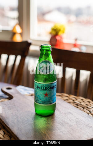 Editorial - 250 ml Glas San Pellegrino natürliches Mineralwasser Flasche auf einem Tisch mit Tageslicht. Mineralwasser. Istanbul/Türkei 16/03/2019 Stockfoto