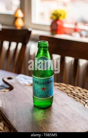 Editorial - 250 ml Glas San Pellegrino natürliches Mineralwasser Flasche auf einem Tisch mit Tageslicht. Mineralwasser. Istanbul/Türkei 16/03/2019 Stockfoto