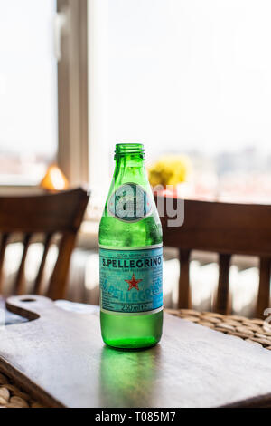 Editorial - 250 ml Glas San Pellegrino natürliches Mineralwasser Flasche auf einem Tisch mit Tageslicht. Mineralwasser. Istanbul/Türkei 16/03/2019 Stockfoto