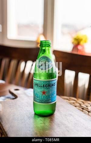 Editorial - 250 ml Glas San Pellegrino natürliches Mineralwasser Flasche auf einem Tisch mit Tageslicht. Mineralwasser. Istanbul/Türkei 16/03/2019 Stockfoto