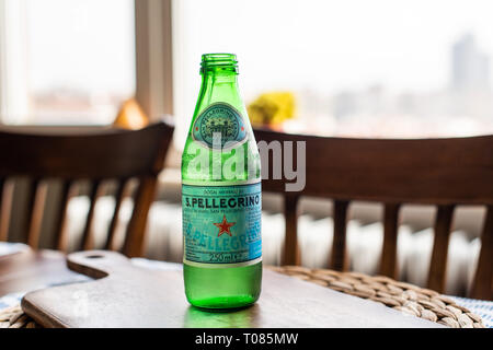 Editorial - 250 ml Glas San Pellegrino natürliches Mineralwasser Flasche auf einem Tisch mit Tageslicht. Mineralwasser. Istanbul/Türkei 16/03/2019 Stockfoto