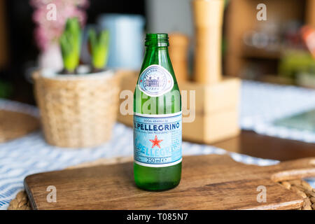 Editorial - 250 ml Glas San Pellegrino natürliches Mineralwasser Flasche auf einem Tisch mit Tageslicht. Mineralwasser. Istanbul/Türkei 16/03/2019 Stockfoto