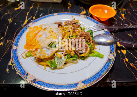 Nudelgericht mit Rindfleisch und Ei, Russischen Markt, Phnom Penh, Kambodscha, Asien Stockfoto