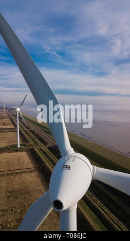 In der Nähe der Windenergieanlage. Wea von Luftbild - Nachhaltige Entwicklung, Umwelt freundlich. Wind mühlen während der hellen Sommertag. Windmühle. Ag Stockfoto