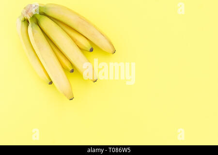 Frische reife Bananen auf gelbem Hintergrund Stockfoto