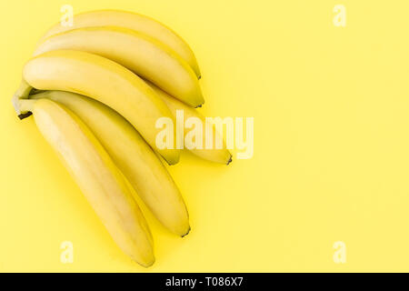 Frische reife Bananen auf gelbem Hintergrund Stockfoto