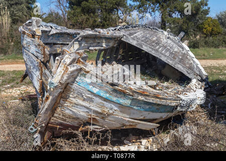 Alte, verlassene Boot am Ufer, Rückansicht Stockfoto