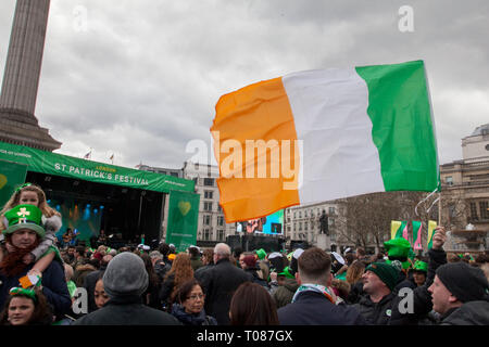 LONDON, UK, 17. März 2019: Die Menschen feiern St. Patrick's Day in London Stockfoto