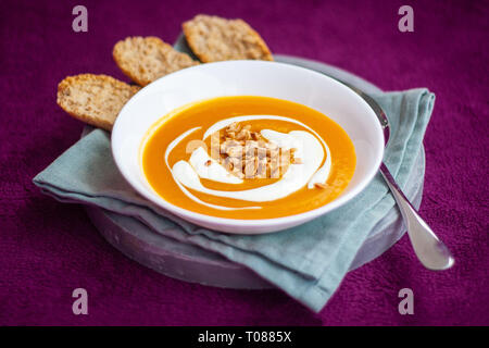 Hausgemachte Karotte und Kartoffel Cremesuppe Stockfoto