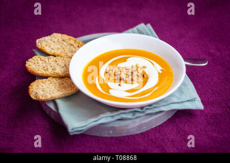 Hausgemachte Karotte und Kartoffel Cremesuppe Stockfoto