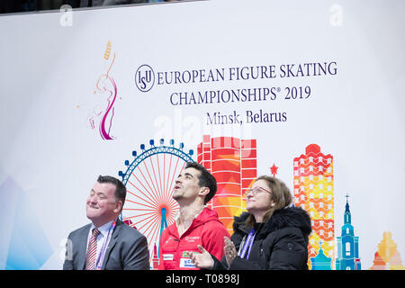 Brian Orser, Javier Fernandez und Laia Papell aus Spanien in den Kuss und Schreien während der Europameisterschaft 2019 Stockfoto