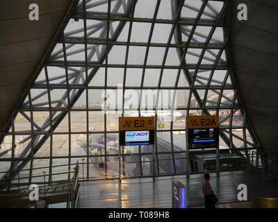 BANGKOK, THAILAND – 2018. MÄRZ: Beeindruckende Architektur der Abflugsteige für internationale Flüge am Flughafen Suvarnabhumi Stockfoto