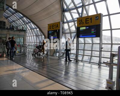 BANGKOK, THAILAND – 2018. MÄRZ: Passagiere warten auf ihre Flüge am E-Abflugsteig für internationale Flüge am Flughafen Suvarnabhumi Stockfoto