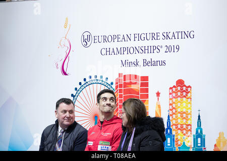 Brian Orser, Javier Fernandez und Laia Papell aus Spanien in den Kuss und Schreien während der Europameisterschaft 2019 Stockfoto