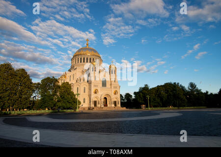 Blick auf den wunderschönen Nikolaus Marine Kathedrale an einem sonnigen Tag in St. Petersburg Stockfoto