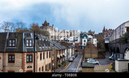 Blick über die Dächer in Richtung Schloss Windsor in den Hintergrund in Windsor, Großbritannien Stockfoto