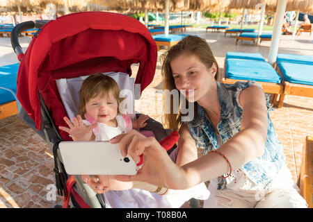 Mutter und Tochter machen selfie auf Resort Stockfoto