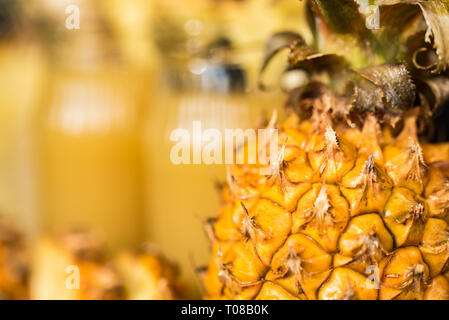 Ananassaft und Scheibe auf einen hölzernen Tisch Stockfoto