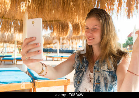 Frau, die selfie auf Erholungsort im Urlaub Stockfoto