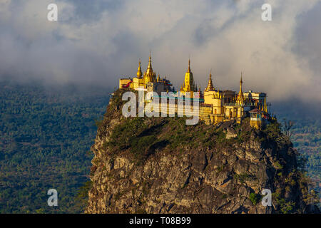 Mount Popa auf einem alten Vulkan in Bagan, Myanmar Stockfoto