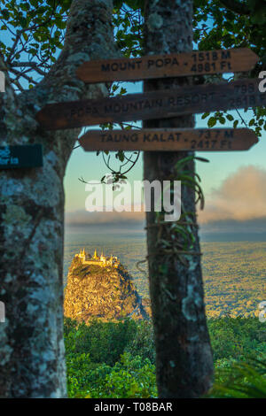 Mount Popa auf einem alten Vulkan in Bagan, Myanmar Stockfoto