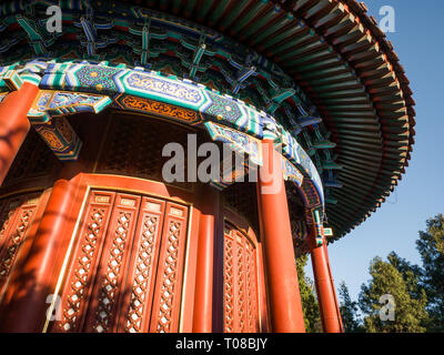 Klassische rote chinesische Pavillon mit bunten Ornamenten, Jingshan Park, Peking, China Stockfoto