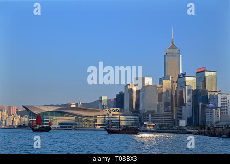 Junk-Boot in Hong Kong Victoria Harbour. Stockfoto