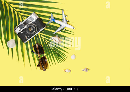 Flach mit traveler Zubehör auf gelben Hintergrund. Travel Concept Stockfoto