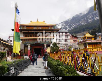 MANALI, HIMACHAL PRADESH, INDIEN - 2018. MÄRZ: Fassade des buddhistischen Klosters Nyinmapa im Himalaya in Manali. Stockfoto