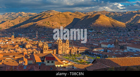 Cusco Stadtpanorama bei Sonnenuntergang mit Plaza de Armas Hauptplatz, Kathedrale und Kirchen, Peru. Stockfoto