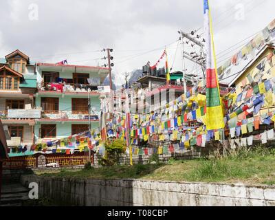 MANALI, HIMACHAL PRADESH, INDIEN – 2018. MÄRZ: Bunte Bäuche hängen vor Wohngebäuden in Manali. Stockfoto