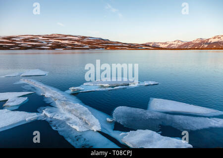 Malerische Heidarvatn See in der Nähe von Fjardarheidi Mountain pass Seydisfjördur, Ost Island, Skandinavien mit schwimmende Eisplatten im Abendlicht Stockfoto