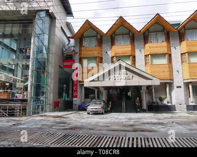 MANALI, HIMACHAL PRADESH, INDIEN – 2018. MÄRZ: Fassade des Hotels Piccadily in Manali. Stockfoto