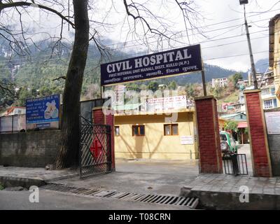 MANALI, HIMACHAL PRADESH, INDIEN - 2018. MÄRZ: Eingang zum Zivilkrankenhaus in Manali. Stockfoto