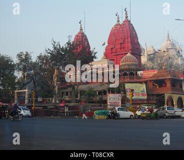 EW DELHI, INDIEN – 2018. MÄRZ: Straßenrand mit dem Shri Digambar Jain Lal Mandir, dem ältesten Jain-Tempel in Delhi, Indien. Stockfoto