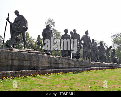 NEU DELHI, INDIEN - 2018. MÄRZ: Denkmäler der Gyarah Murti, die Mahatma Gandhi beim Salzmarsch 1930 darstellen. Stockfoto