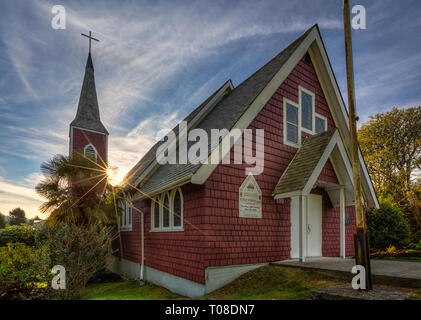 Auf der 2. Straße in der Kleinstadt Tofino British Columbia auf Vancouver Island gelegen, finden Sie eine malerische kleine Kirche. Die St. Columba Kirche von Tof Stockfoto