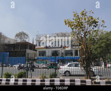 NEU-DELHI, INDIEN – 2018. MÄRZ: Straßenrand-Szene gegenüber einer Stahlriegel auf dem Hochweg in Neu-Delhi. Stockfoto