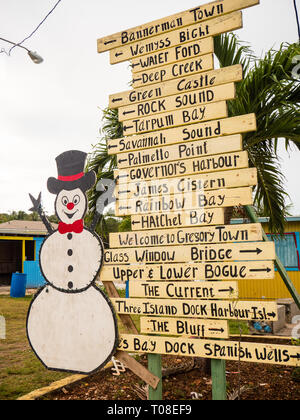 Richtung Board mit Wegbeschreibungen zu schleppt und Attraktionen, Gregory Town, Eleuthera, Bahamas, in der Karibik. Stockfoto