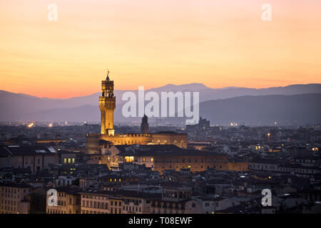 Antike Florenz Stadtbild und Palazzo Vecchio Blick auf den Sonnenuntergang, Region Toskana Italien Stockfoto