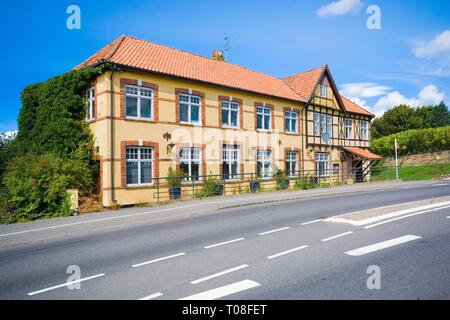 Historic Inn an der Hauptstraße in der kleinen Stadt Allinge, Bornholm, Dänemark Stockfoto