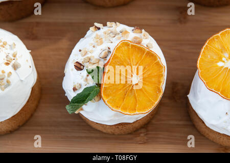 Ostern, Ostern Kuchen mit einem komplexen Zusammensetzung, schöne Landschaft, getrocknete Früchte Stockfoto