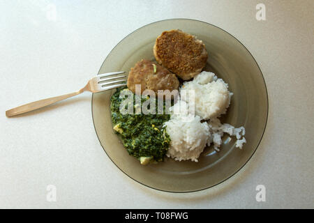 Polnische traditionelles Gericht auf einer Platte, Hackfleisch Schnitzel, Reis und Spinat - Ansicht von oben Stockfoto