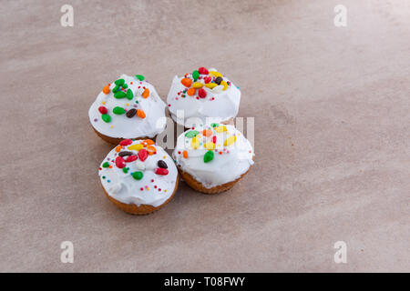 Ostern, Ostern Kuchen mit einem komplexen Zusammensetzung, schöne Landschaft, getrocknete Früchte Stockfoto